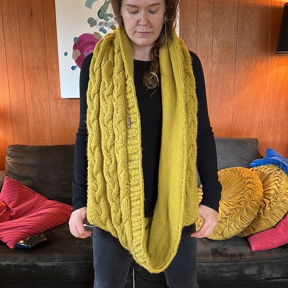 Brekka yellow cable knit wide infinity scarf - Picture 2 of 2
